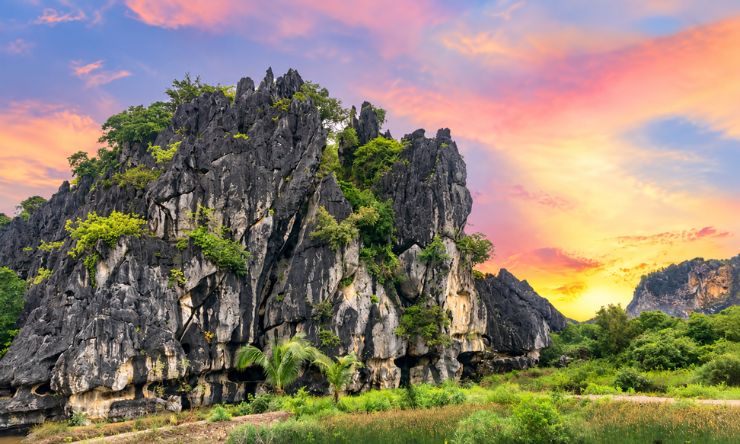 Núi Đá Dựng